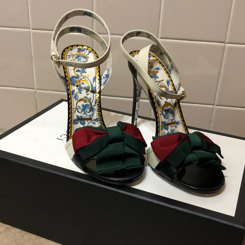 Gucci Leather sandal with Web bow
